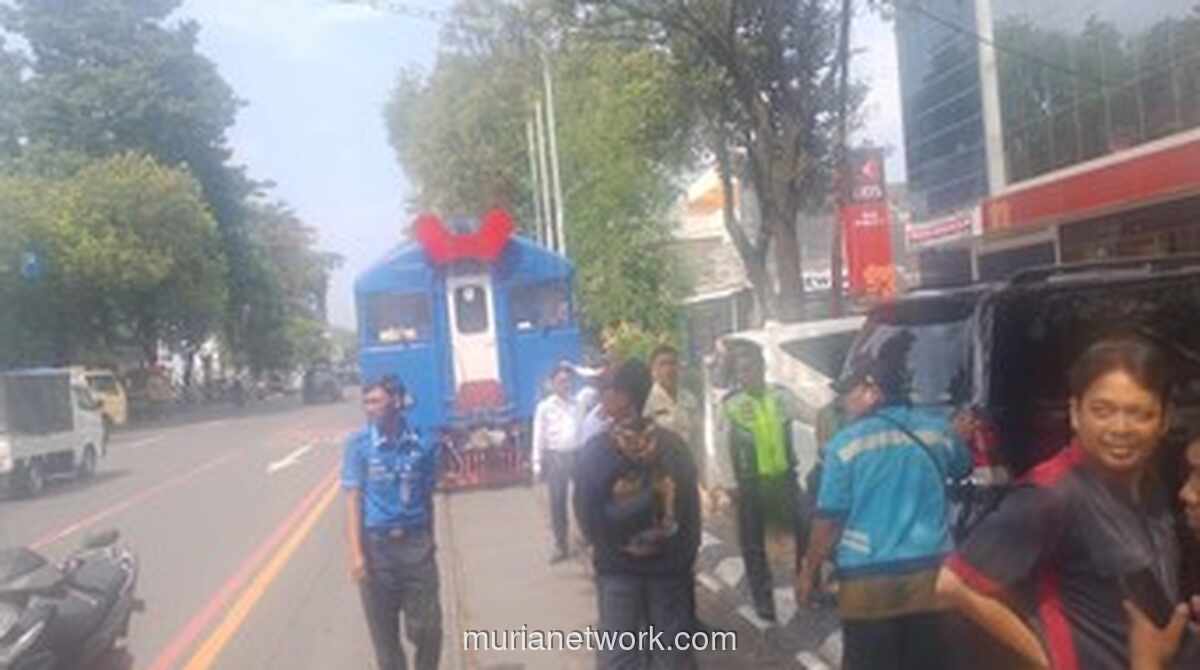 Kereta Bathara Kresna Terpaksa Berhenti di Solo karena Mobil Land Cruiser Parkir Terlalu Dekat Rel
