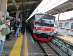 Kereta Api Jarak Jauh Tabrak KRL di Stasiun Bekasi Timur, Sejumlah Penumpang Terluka