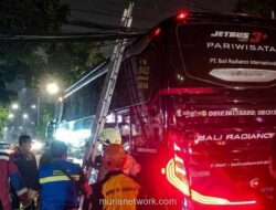 Tiang Listrik Roboh di Mangga Besar Akibat Beban Kabel Optik, Lalu Lintas Tersendat