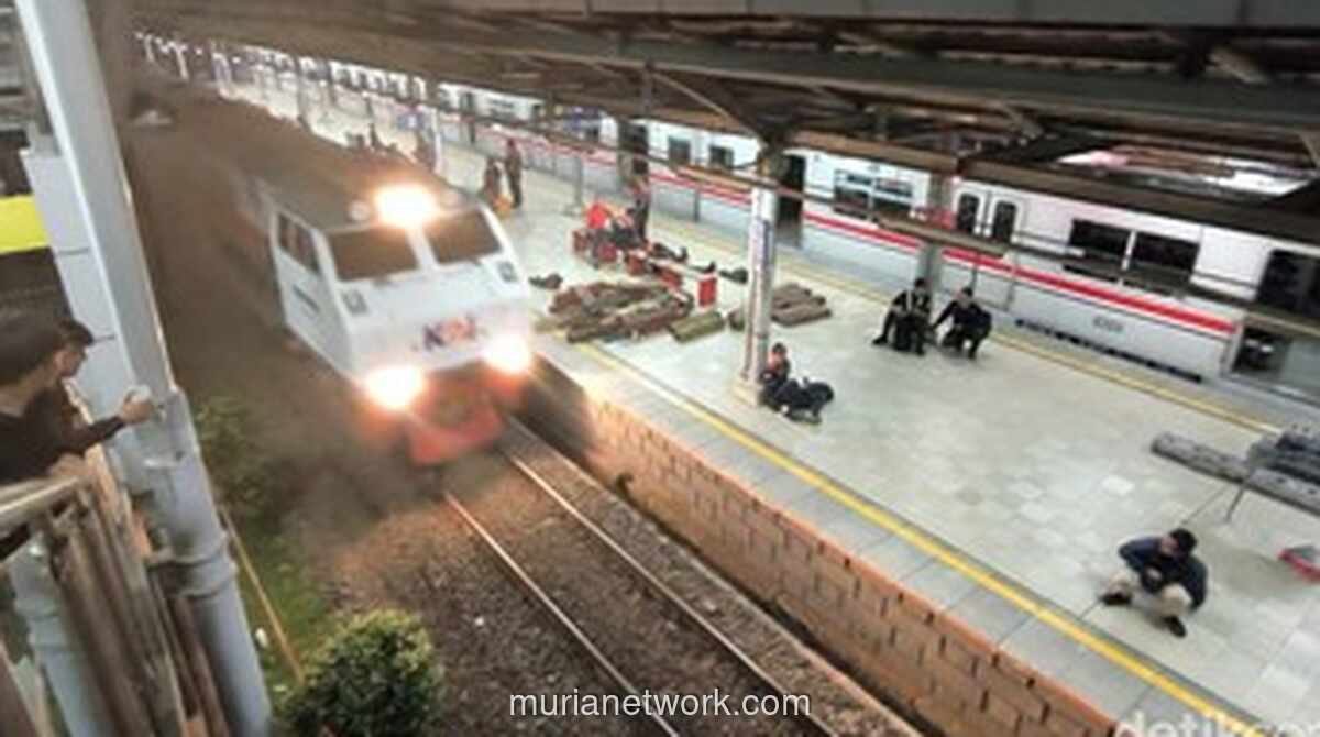 Satu Jalur di Stasiun Bekasi Timur Kembali Beroperasi Usai Tabrakan Argo Bromo dan KRL