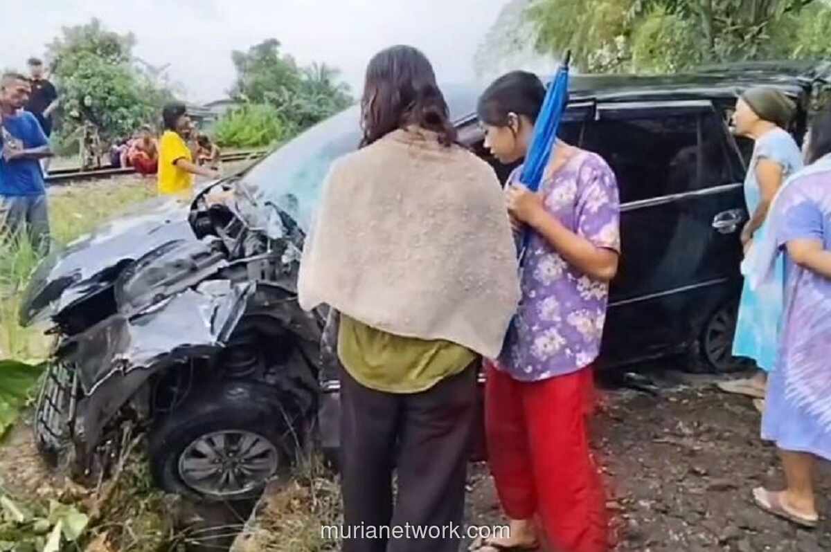 Minibus Mogok di Rel Ditabrak Kereta Api Putri Deli di Kisaran, Sopir Selamat