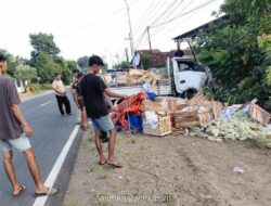 Truk Angkut Belimbing Nyemplung ke Pagar Rumah di Ponorogo, Sopir Selamat