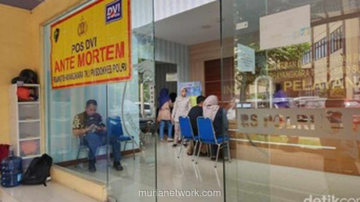 Keluarga Korban Kecelakaan Kereta di Bekasi Timur Berdatangan ke RS Polri untuk Identifikasi Jenazah