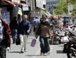 Di Tengah Krisis Ekonomi dan Perang, Warga Teheran Terbelah Antara Harapan Perdamaian dan Keinginan Perang Berlanjut