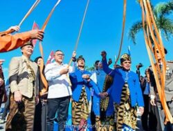 Menteri Desa Kenakan Busana Adat Sasak, Tekankan Kolaborasi di HUT Lombok Barat