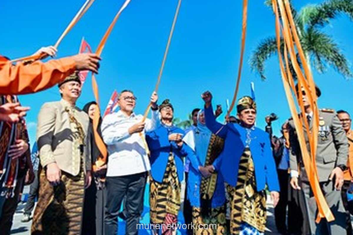 Menteri Desa Kenakan Busana Adat Sasak, Tekankan Kolaborasi di HUT Lombok Barat