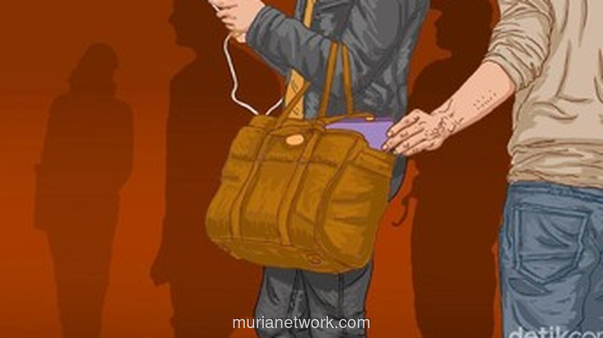 Pelaku Copet Diarak dengan Kalung Saya Copet di Stasiun Tanah Abang