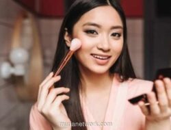 Kesalahan Sepele saat Pakai Compact Powder yang Bikin Wajah Tampak Cakey