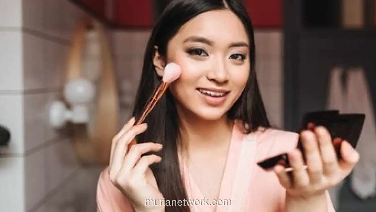 Kesalahan Sepele saat Pakai Compact Powder yang Bikin Wajah Tampak Cakey