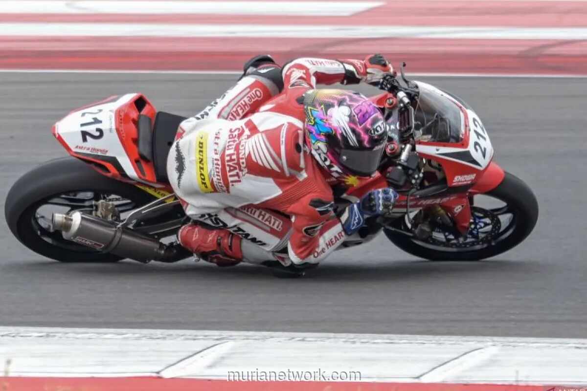 Kiandra Ramadhipa Menang Perdana di Red Bull Rookie Cup Usai Manuver Lap Terakhir dari Posisi 17