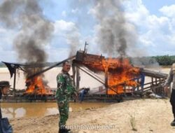 Polsek dan Koramil Singingi Hilir Musnahkan 12 Unit Rakit PETI di Lahan Sawit Koperasi