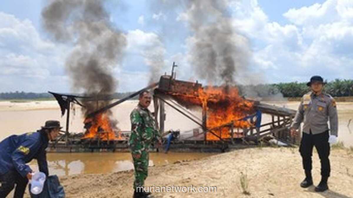 Polsek dan Koramil Singingi Hilir Musnahkan 12 Unit Rakit PETI di Lahan Sawit Koperasi