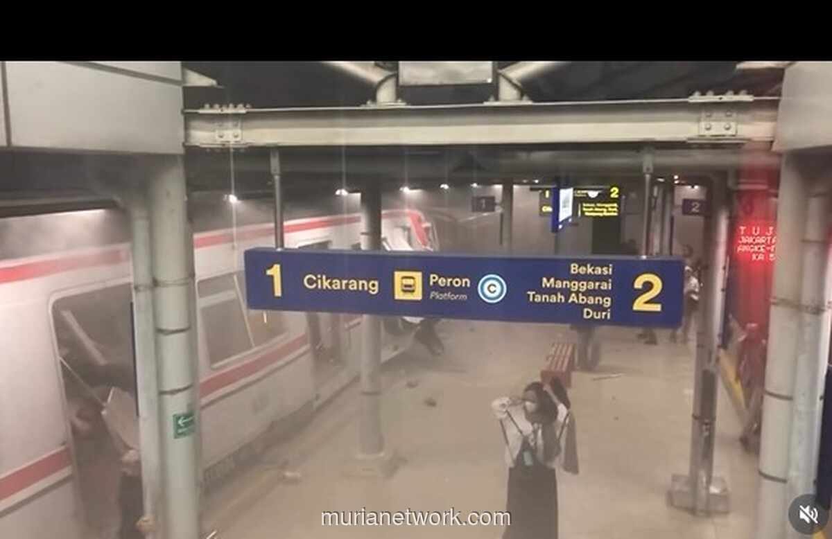 Tabrakan KA Argo Bromo dan KRL di Stasiun Bekasi Timur, Evakuasi Korban Berlangsung