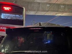 KRL Tabrak Innova yang Tersangkut di Rel Bogor, Pengemudi Kabur