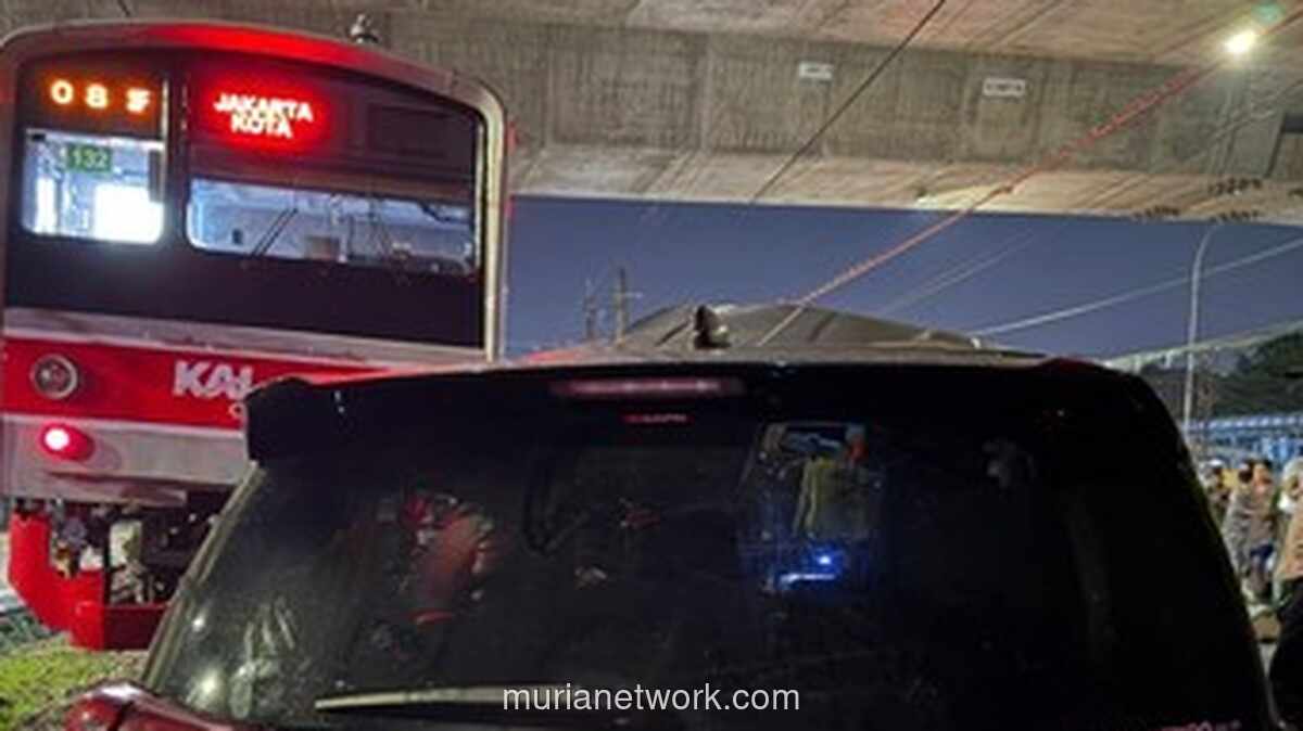 KRL Tabrak Innova yang Tersangkut di Rel Bogor, Pengemudi Kabur