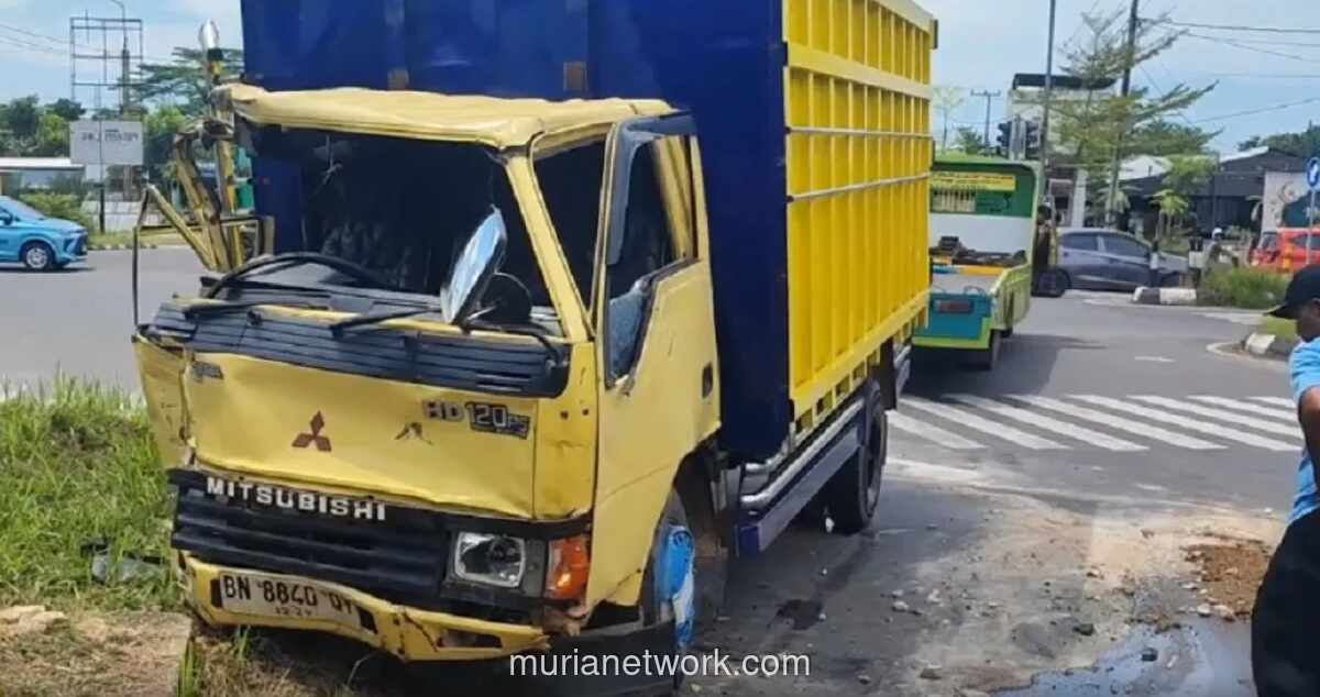 Truk Pupuk Terguling Timpa Motor di Pangkalpinang, Suami Istri Tewas, Balita Selamat