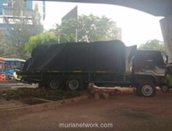 Truk Tronton Rem Blong di Flyover Slipi, Tabrak Beton Pembatas hingga Rusak