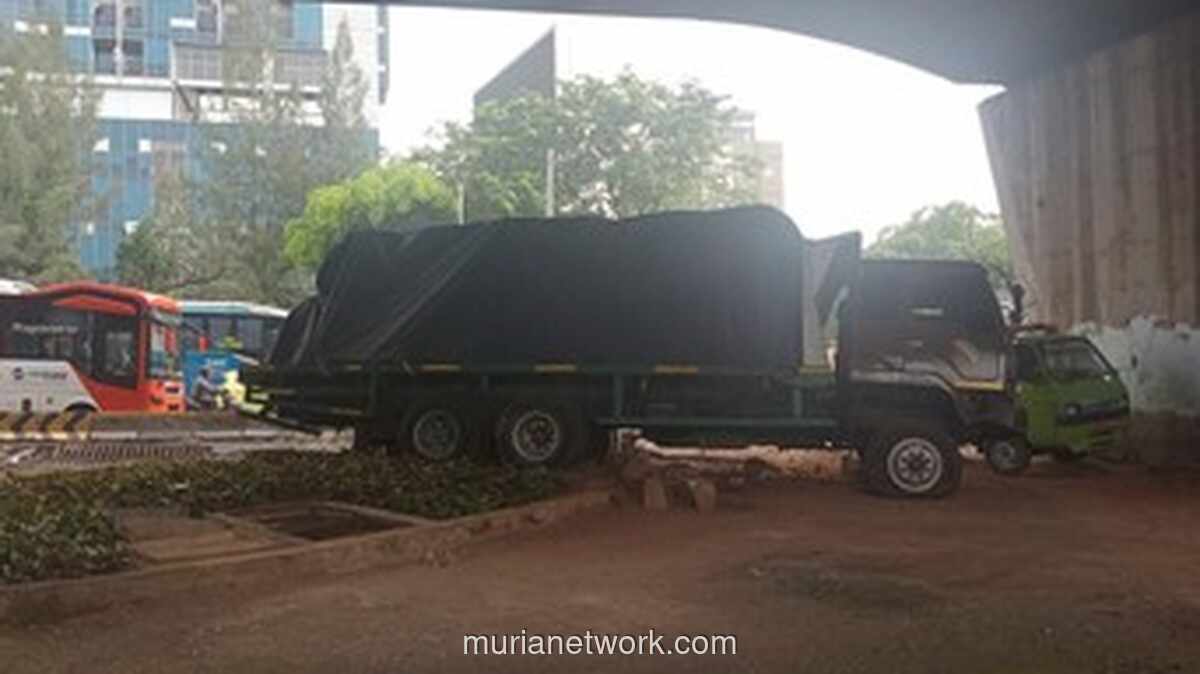 Truk Tronton Rem Blong di Flyover Slipi, Tabrak Beton Pembatas hingga Rusak