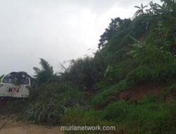 Longsor Tutup Rel, KA Ciremai Terhenti di Bandung Barat