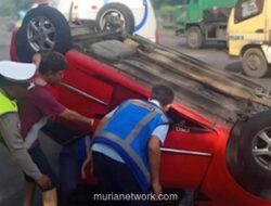 Mobil Terbalik di Tol Jagorawi Usai Serempet Mobil Lain, Diduga Sopir Mengantuk