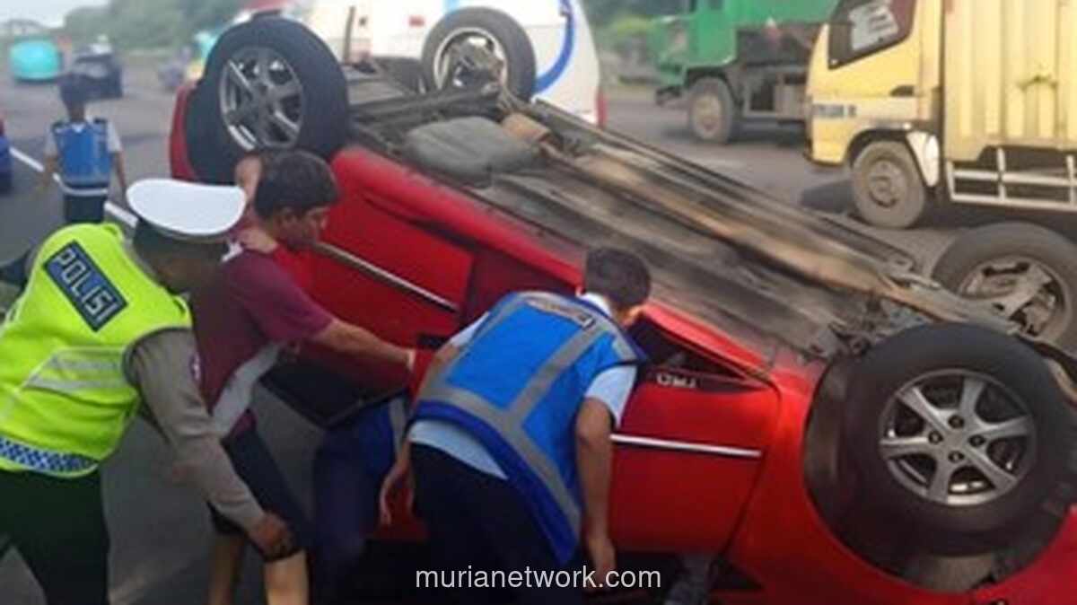 Mobil Terbalik di Tol Jagorawi Usai Serempet Mobil Lain, Diduga Sopir Mengantuk