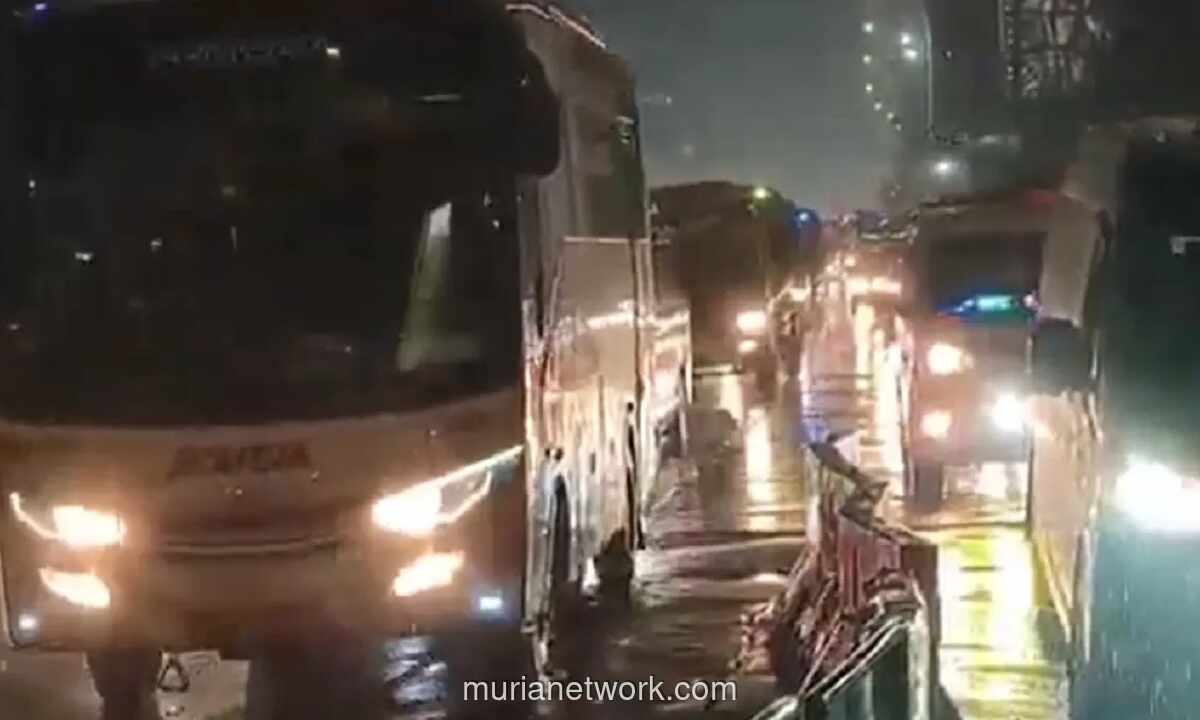 Libur Panjang, Gerbang Tol Pasteur Macet Parah hingga ke Dalam Kota Bandung