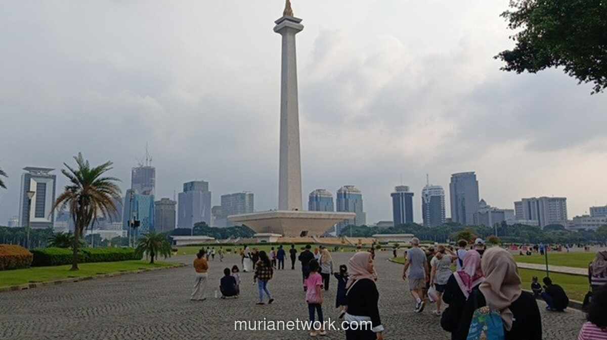 Kuota Puncak Monas Habis, Ribuan Pengunjung Padati Kawasan Saat Libur Panjang