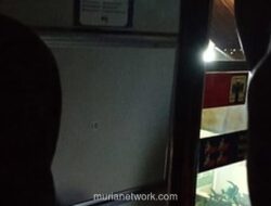 KRL Mati Listrik dan Terhenti di Perlintasan, Penumpang Kepanasan