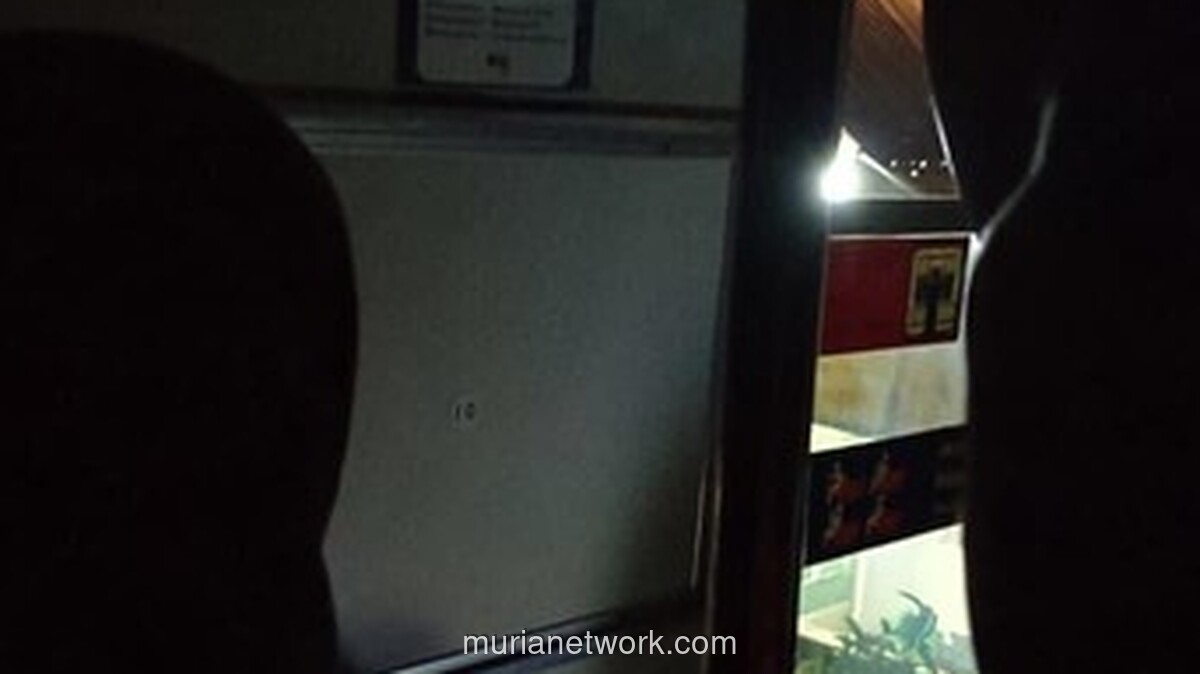 KRL Mati Listrik dan Terhenti di Perlintasan, Penumpang Kepanasan