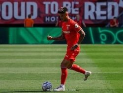 PSV Incar Mees Hilgers untuk Isi Kekosongan Bek Usai Cedera Schouten