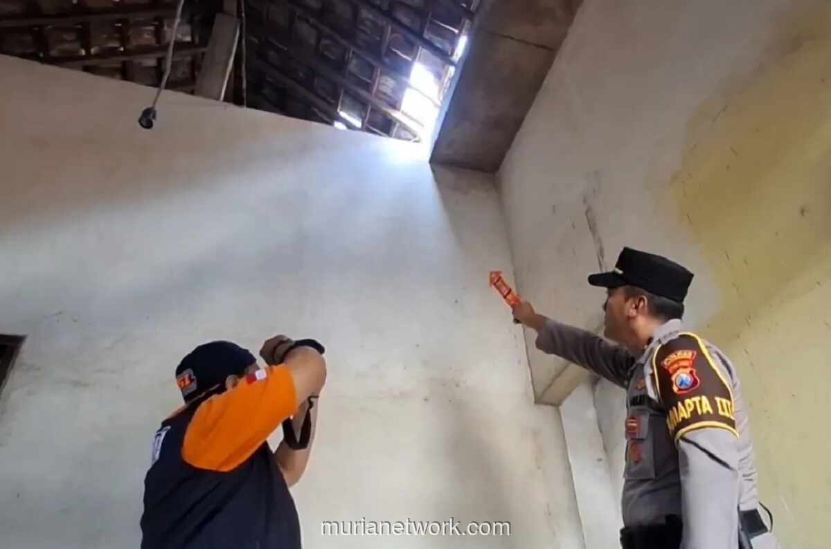 Balon Udara Bermuatan Petasan Meledak, Atap Rumah Warga Tulungagung Hancur