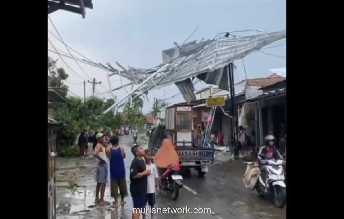 Angin Puting Beliung Terjang Brebes, Puluhan Rumah Rusak dan Listrik Padam Total