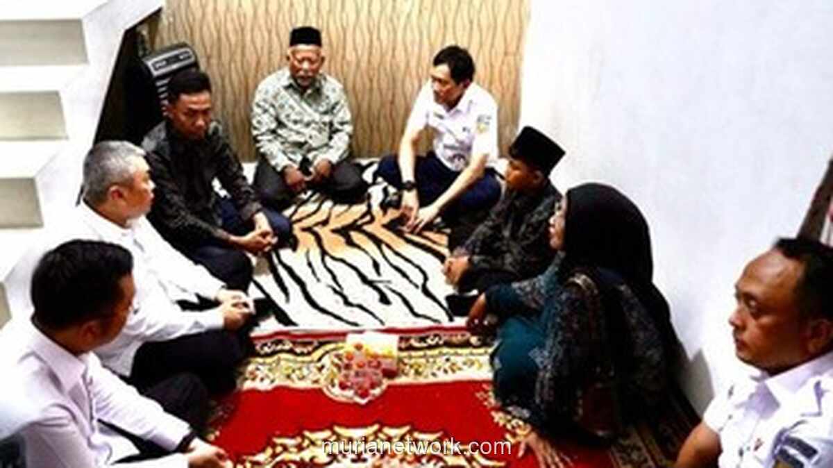 Menhub dan Dirut KAI Takziah ke Rumah Duka Korban Kecelakaan Kereta di Bekasi Timur