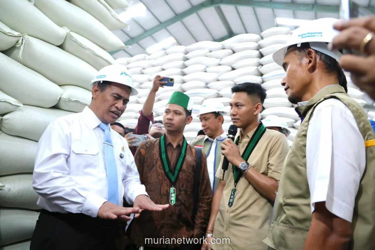 Stok Beras Nasional Capai 4,9 Juta Ton, Gudang Bulog Penuh hingga Meluber