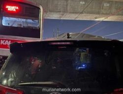 Sopir Hilang Usai Toyota Innova Ringsek Ditabrak KRL di Bogor