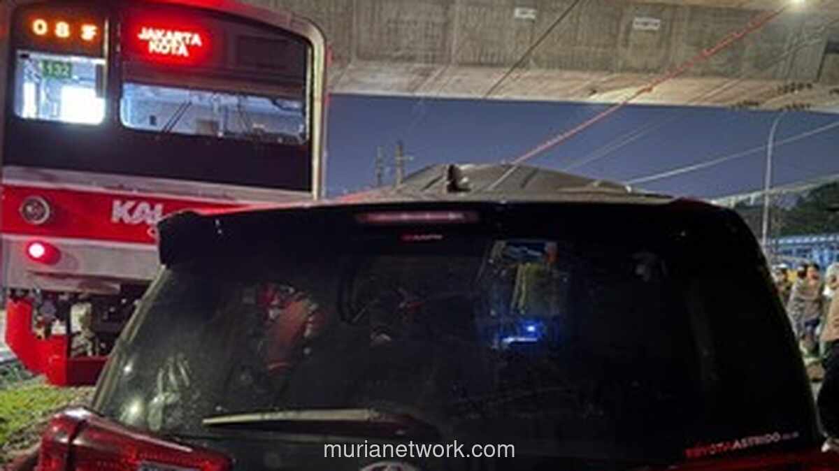 Sopir Hilang Usai Toyota Innova Ringsek Ditabrak KRL di Bogor