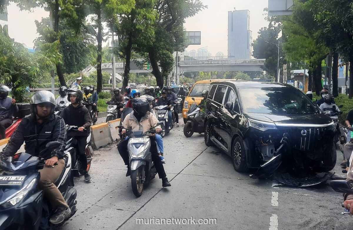 Mobil Listrik Tabrak Separator Busway, Lalu Lintas Slipi Macet hingga Tomang