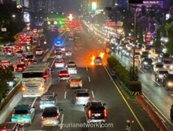 Mobil Terbakar di Tol Dalam Kota Arah Cawang, Macet Mengular Hingga Palmerah