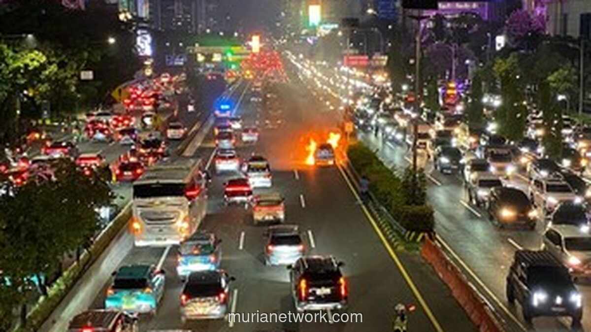 Mobil Terbakar di Tol Dalam Kota Arah Cawang, Macet Mengular Hingga Palmerah