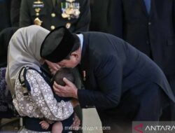 Presiden Prabowo Beri Penghormatan Terakhir dan Hibur Keluarga Prajurit TNI Gugur di Lebanon