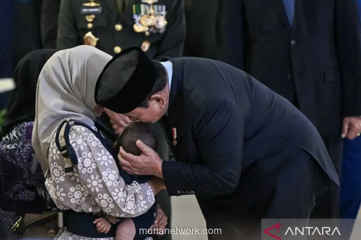 Presiden Prabowo Beri Penghormatan Terakhir dan Hibur Keluarga Prajurit TNI Gugur di Lebanon