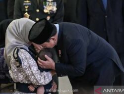 Presiden Prabowo Cium Bayi Prajurit TNI Gugur di Lebanon Saat Beri Penghormatan Terakhir