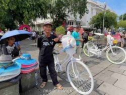 Libur Paskah Dongkrak Omzet Sewa Sepeda Ontel di Kota Tua Jakarta