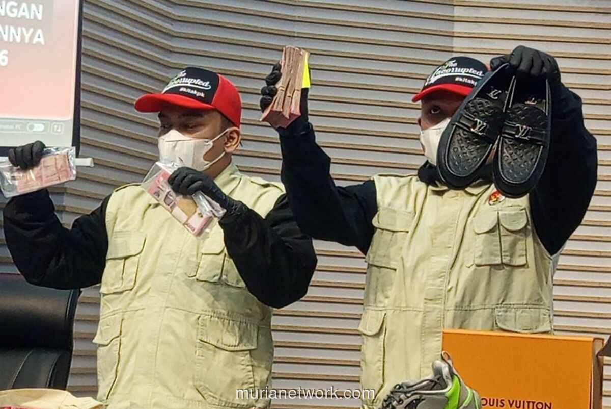 KPK Tangkap Bupati Tulungagung dalam OTT, Sita Uang Rp335 Juta dan Sepatu Mewah Rp129 Juta