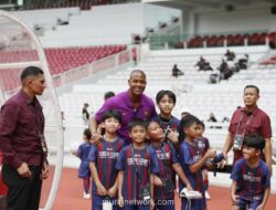 Kedatangan Patrick Kluivert ke Jakarta Banjir Sambutan, Latihan Barcelona Legends Terganggu