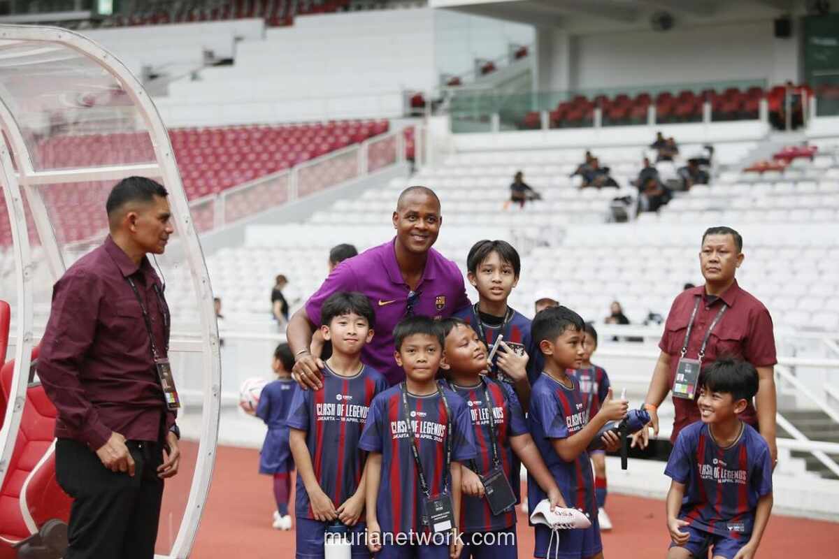 Kedatangan Patrick Kluivert ke Jakarta Banjir Sambutan, Latihan Barcelona Legends Terganggu
