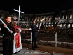 Paus Leo XIV Pimpin Via Crucis dengan Memikul Salib di Koloseum, Tiru Tradisi Yohanes Paulus II
