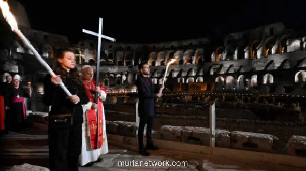 Paus Leo XIV Pimpin Via Crucis dengan Memikul Salib di Koloseum, Tiru Tradisi Yohanes Paulus II