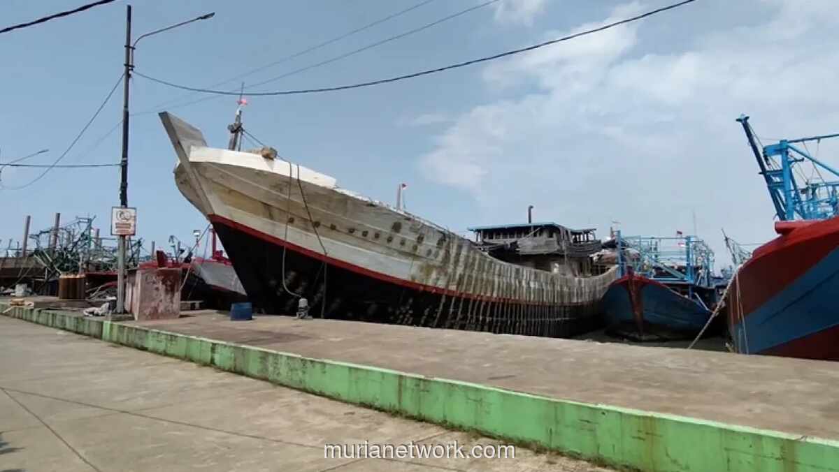 Ratusan Kapal Nelayan Cirebon Menganggur Akut Akibat Kelangkaan Solar