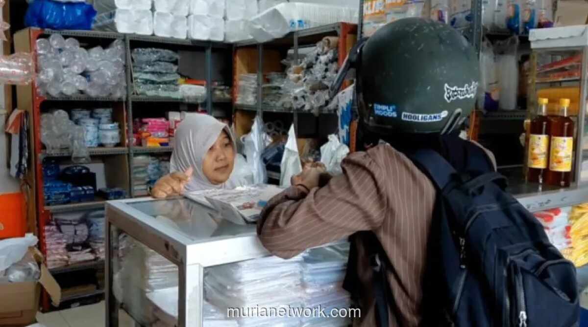 Harga Plastik di Jember Melonjak Hampir 50% Akibat Gangguan Pasokan Global